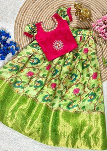 ¡Alerta de princesita! Bordado a mano Pista-Rani combinación aspecto tradicional Sartin tela punto completo Lahenga Choli para la venta - Product Image 2