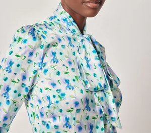 Blusa de Mujer con Cuello de Camisa y Lazo, Estampado Floral Tejido en Azul y Verde, Manga Larga - Product Image 4