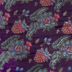 Tissu en Organza Exquis Brodé de Fleurs Magenta Violettes de 60 Pouces avec Accent de Paillettes Scintillantes pour Kaftan et Sari Élégants - Product Image 6