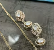 ชุดสร้อยคอ CZ kundan ดีไซเนอร์ทองเหลืองเคลือบเงาพร้อม CZ ชุดยาวสำหรับผู้หญิงและเด็กผู้หญิงสำหรับงานปาร์ตี้ชุดหมั้นงานแต่งงาน - Product Image 2