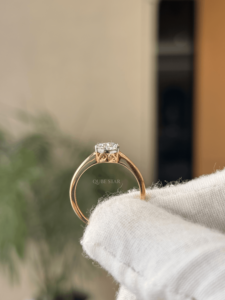 Anillo solitario de diamante clásico cultivado en laboratorio de 2.644 CT, oro de 18 quilates premium, con tres puntas y filigrana en el hombro, para mujer, talla US 6. - Product Image 4