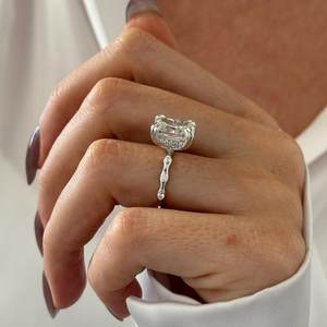 Bague en diamant de laboratoire allongé de 5 carats, or blanc 14 carats, halo caché inspiré de la nature, bague de fiançailles, certifiée IGI - Product Image 1