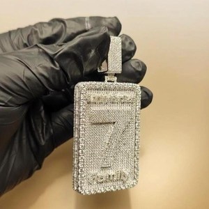 จี้เพชรโมอิสซาไนต์แบบ Iced-Out สั่งทำพิเศษสำหรับแร็ปเปอร์ สไตล์หรูหรา ฮิปฮอป เงินสเตอร์ลิง ชุบทอง 18K แบบ Claw Setting - Product Image 2