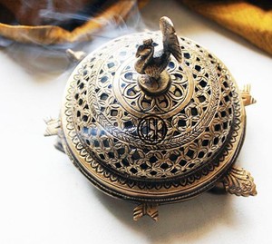 Quemador de incienso árabe vintage de latón con tapa de pájaro, quemador de oud decorativo, hecho a mano, ecológico, fragancia para el hogar de verano - Product Image 3