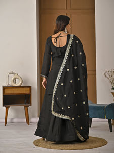 Ensemble Kurti et pantalon en rayonne et coton brodé de qualité supérieure, avec travail au fil de coton Chanderi, tenue ethnique festive MW5067 -DC - Product Image 6