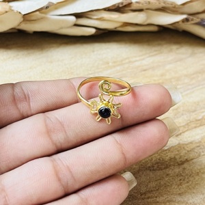 Nouvelles bagues en grenat au design optimal, bagues bohèmes en laiton pour femmes, plaquées or 18 carats, bijoux soleil céleste, design vague délicate, vente en gros/OEM/ODM - Product Image 2