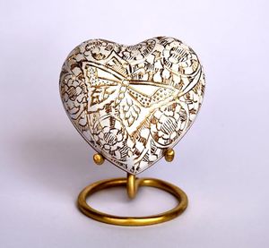 Urna Conmemorativa de Latón Real en Forma de Corazón para Guardar Cenizas, Diseñada con una Tapa Roscada Elegante y Duradera - Product Image 1