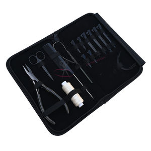 Kit d'outils pour extensions capillaires Micro Link noir, comprenant une pince à sertir plate de 7 pouces, un enfileur de boucles, un fil à coudre pour perruques, un peigne à queue et des aiguilles - Product Image 1