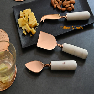 Juego de 3 cuchillos para queso de latón antiguo martillado con mangos de mármol - Product Image 4