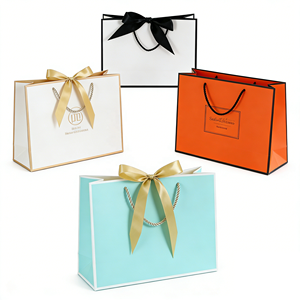 Sacs cadeaux en papier kraft noir de luxe avec logo personnalisé, poignée découpée pour l'emballage de parfums, cosmétiques et mascara - Product Image 2