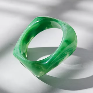 Kaimei 2025 Joyería de Moda al por Mayor, Brazaletes Redondos Grandes de Resina para Mujer, Brazaletes de Resina Acrílica Negros y Blancos para Invierno - Product Image 1