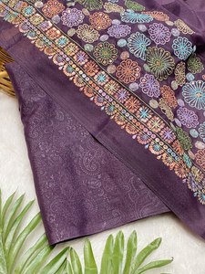 Sari de luxe à motif floral, en tissu Sierra, avec perles, pièce de blouse complète, élégant, pour soirée indienne, design floral. - Product Image 2