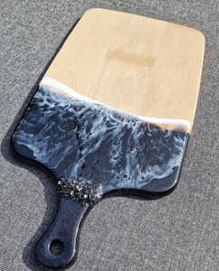 Planche à découper rectangulaire en bois et résine faite à la main avec poignée, design artistique en résine noire et blanche sur bois naturel - Product Image 1