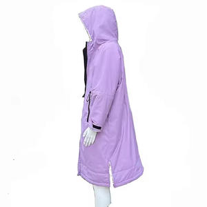 Impermeable unisex con capucha, cierre de botones, color negro sólido, poliéster, chaqueta para exteriores, corte regular con bolsillos. - Product Image 3