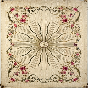 Velo de Cáliz de Iglesia de Seda Antigua Bordado a Mano con Monograma IHS y Motivos Florales de Hilo Dorado, Estendard Litúrgico para Altar - Product Image 1