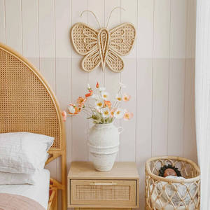 Ensemble décoratif suspendu artisanal en forme de papillon, design spécial, en rotin, matériaux organiques, pour la décoration murale de la chambre d'enfant. - Product Image 5