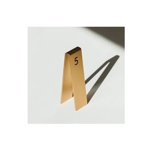 Porta Números de Mesa de Acrílico Transparente con Base de Madera, Soporte para Números de Caligrafía Dorados en Forma de Arco para Bodas, Restaurantes y Eventos - Product Image 5