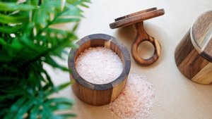 Pot à sel et poivre en bois avec cuillère, design minimaliste fait main pour la table et la maison - Product Image 6