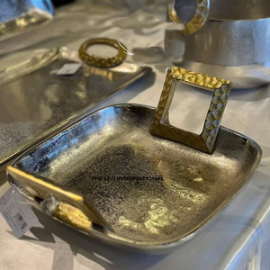 Plateau de luxe moderne exclusif avec poignées dorées martelées, forme carrée créative, plateau en argent artisanal pour servir les fruits - Product Image 1