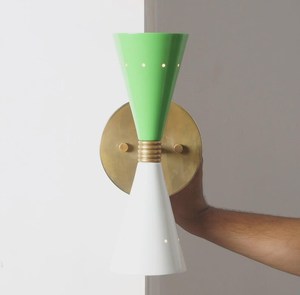 Applique murale moderne du milieu du siècle, forme géométrique en laiton vert et blanc, pour décoration intérieure de salon - Product Image 1