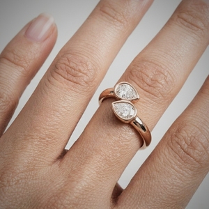 Anillo de compromiso Toi et Moi de oro rosa de 14 quilates con diamante talla pera para mujer, engaste de bisel, joyería fina romántica - Product Image 1