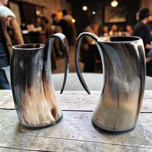 Jarra de cuerno vikinga auténtica hecha a mano, tamaño estándar, para hidromiel y bebidas auténticas a precio económico. - Product Image 1