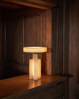 Lampe de table en fer forgé moderne, design géométrique, style minimaliste, décoration intérieure, éclairage de salon, Nyxora Atelier