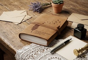 Carnet en cuir fait main avec motif plume, carnet d'écriture vintage, journal de voyage rustique, carnet de croquis, cadeau pour écrivains et voyageurs - Product Image 5