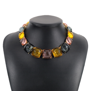 Collier en résine DESIGNÉ, bijoux fantaisie, collier au look classique pour femmes, à porter pour les mariages et les fêtes, collier en résine personnalisé - Product Image 6