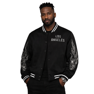 เสื้อแจ็คเก็ตวาร์ซิตี้สีดำสำหรับผู้ชาย กระดุมแป๊ก คอริบบ์ แขนลายกราฟิกเปลวไฟ สไตล์บอมเบอร์ สตรีทแวร์ เสื้อคลุม - Product Image 1