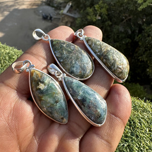 จี้คิยาไนต์ธรรมชาติ เงินแท้ 925 ขายส่ง เครื่องประดับพลอยคิยาไนต์สีเขียวแท้สำหรับผู้หญิง - Product Image 3