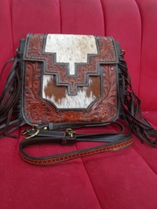 Sac bandoulière unisexe de luxe en cuir de vachette occidental, motif floral solitaire gravé à la main, 20-36L, étanche, antivol, en stock - Product Image 1