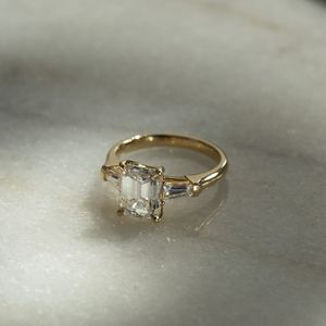 Anillo de Compromiso y Boda con Diamante Cultivado en Laboratorio, Corte Esmeralda, 1.75 Quilates, Oro Amarillo de 14k, Certificado IGI, Joyería de Lujo para Regalo - Product Image 2