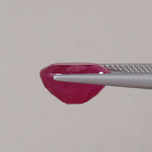 Rubí Rosa al por Mayor, Gema Suelta de 6.44 Quilates, Grado AAA, Corte Ovalado 11.5x8.5mm, Certificado IGI, Corte a Mano, para Joyería Natural - Product Image 2