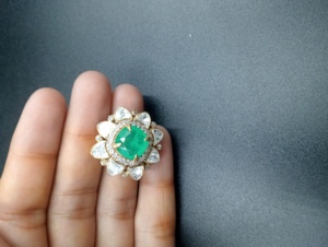 แหวนค็อกเทลทรงดาวประดับมรกตคลาสสิกจาก Amaira Jewels ชุบทอง 9K สำหรับผู้หญิง เครื่องประดับหมั้นสุดหรู ประดับพลอยประจำเดือนพฤษภาคม ด้วยการฝังแบบ Prong Setting - Product Image 2