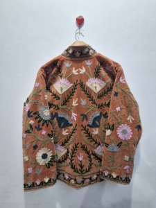Chaqueta de Terciopelo Bordada a Mano de Primera Calidad, Abrigo Floral Botánico para Mujer, Prenda Exterior Artesanal Color Durazno, Estilo Vintage - Product Image 3