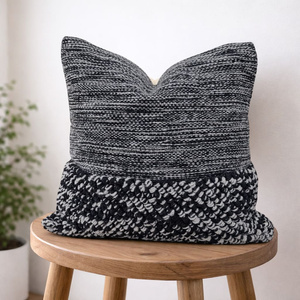 Coussin décoratif géométrique gris et blanc, housse de coussin en laine et coton style bohème, accent tissé de style marocain pour les intérieurs neutres - Product Image 1