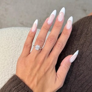 Bague de fiançailles solitaire en diamant de laboratoire taille radiant 2 carats, halo caché, or blanc 14 carats, certifiée IGI E-VVS2 - Product Image 2