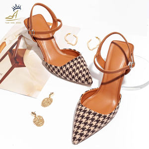 Elegantes Zapatos de Tacón con Tira Trasera para Mujer: Punta en Pico de 7 cm en Tweed y Satén - Product Image 5