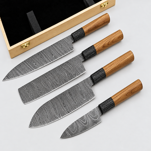 Ensemble de 4 couteaux de cuisine à motif Damas, lames gris argenté, manches en bois brun avec embouts noirs et boîte de rangement en bois - Product Image 1