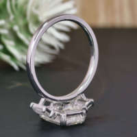 Bague de fiançailles Vana Jewels MR36 en or blanc 18 carats pour femme, trois pierres, émeraude taille baguette, moissanite, double griffe classique
