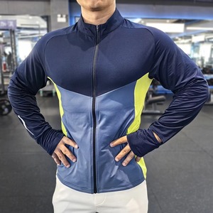 Fabricant de T-shirts de sport personnalisés, vêtements de compression pour la gym, tissu extensible en coton et polyester de qualité supérieure, usine de marque privée - Product Image 4