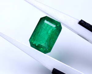 Esmeralda Verde Natural Suelta de 4.31 Quilates, Certificada por IGI, Corte Octogonal Facetado, Calidad Premium, Gemas Internacionales para Anillo - Product Image 4