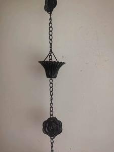 Cadena de lluvia metálica de excelente mano de obra que funciona de maravilla en entornos modernos y tradicionales. - Product Image 2