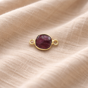 Connecteur en pierre précieuse grenat brut |   Charme à double boucle avec bordure dorée |   Fournitures de bijoux délicats - Product Image 1
