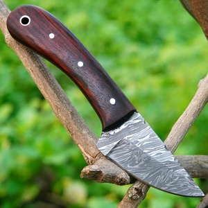 Couteau de chasse utilitaire d'extérieur à lame fixe en acier Damas fait main, haute durabilité, manche en bois, étui en cuir, garantie de 3 ans - Product Image 6