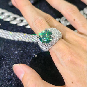 Elegante Anillo de Plata de Ley 925 con Moissanita y Diamantes Verdes para Colecciones de Joyería de Moda Premium - Product Image 3