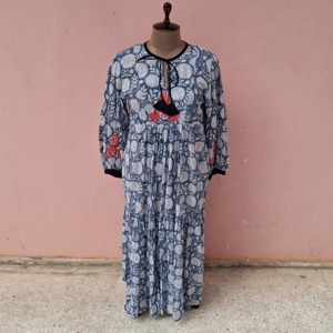 Vestido maxi 100% algodón con estampado floral y bloques de madera, manga farol, cuello redondo, dobladillo recto, ajuste regular, informal, tejido, corte en A. - Product Image 1