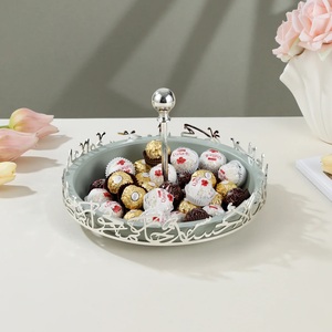 Plateau de service rond en métal, conçu pour une présentation élégante de chocolats, de bonbons, de fruits secs, de dattes, de confiseries et de collations pour l'Aïd. - Product Image 4