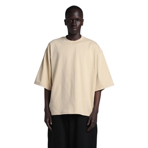 Camiseta Oversize Beige para Hombre con Cuello Simulado, Hombros Caídos, Manga Media, Algodón, Estilo Urbano, Venta al por Mayor - Product Image 1